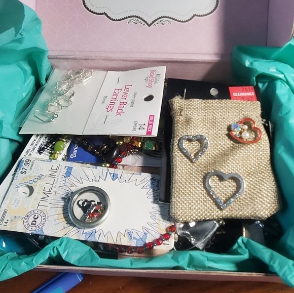 This Is For Jewlery Crafting. An Assortment Of Beads And Other Pieces. - Picture 1 of 12